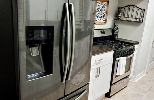 Broadmoor House | Safe 3BR/2BA Shreveport Home Central to Restaurants, Hospitals & Military Base.