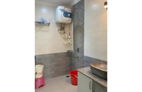 Mayur Vihar Phase 1 Apartment | Safe home stay near central Delhi and south Delhi