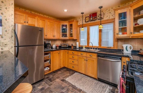 Kenmore House | ☀️ Safe Sunny Spotless ☀️ Walk Score 72 ☀️ Crib
