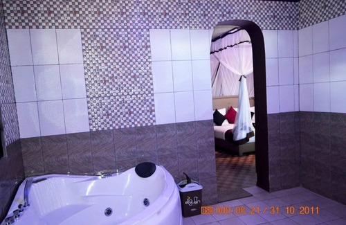 Entebbe Hotel | Saffron Beach Bistro & Cottages - Honeymoon Suite 1