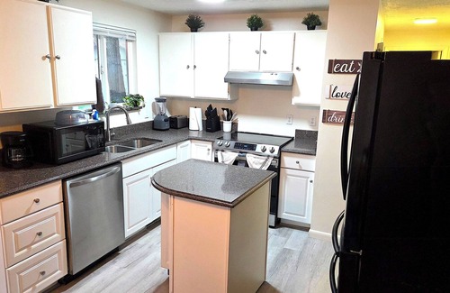 Sandy House | Sagar BnB - Comfy 5-bed 3-bath house ~30mins from Ski/Hiking areas, Sandy, UT.