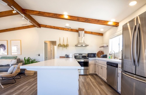 Monument Manor House | 🌵 Sage and Stardust Retreat – Hot Tub, Yoga Studio, Near Park 🌵