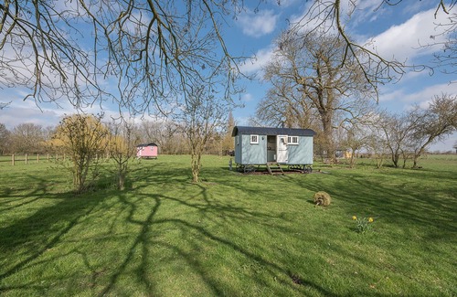 Woodbridge House | Sage Shepherds Hut, Boundary Farm Cottages