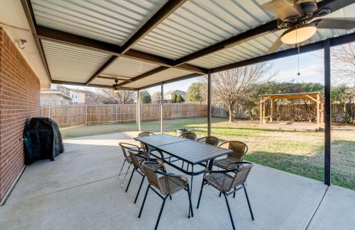Saginaw House | Saginaw Home with Fenced Yard 11 Mi to Fort Worth!