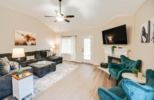 Saginaw House | Saginaw Home with Fenced Yard 11 Mi to Fort Worth!