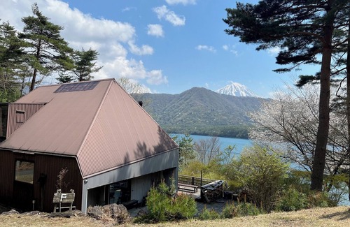 Fujikawaguchiko Cottage | Saiko Lakefront cabin for 10/Fuji view BBQ/Jacuzzi/petOK/5min dr Kawaguchi Lake
