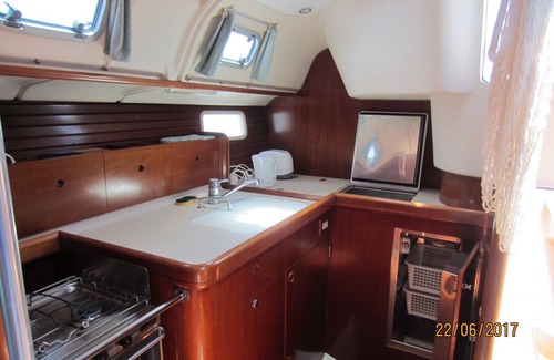 Malendure Boat Rental | SAILBOAT at quay or at anchor 3 double cabins and a berth