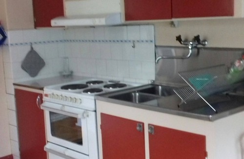 Klavrestrom House | Sailor house red holiday home near lake and golf course with boat in village location