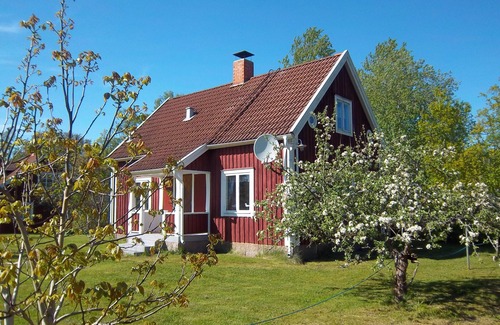 Klavrestrom House | Sailor house red holiday home near lake and golf course with boat in village location
