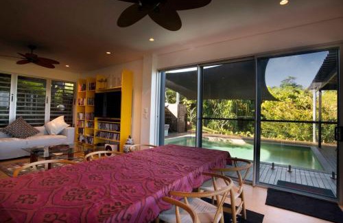 Garners Beach House | Sails