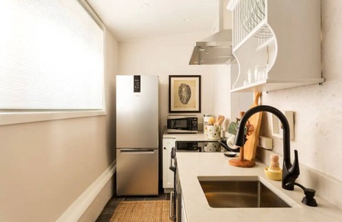 Manayunk Cottage | Saint Davids Cottage: Walk to Train, Main Street in the heart of Manayunk