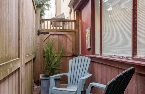 Manayunk Cottage | Saint Davids Cottage: Walk to Train, Main Street in the heart of Manayunk