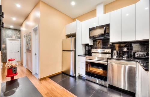 Plateau Mont Royal Apartment | Saint Denis' Prestige - Big Groups & Nightlife VIP