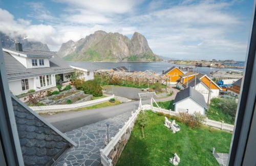 Hamnøya House | Sakrisøy Gjestegård - Manor House in Sakrisøy - Solbakken anno 1880