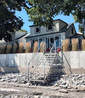 Wellington House | Sakura Cottage - Serenity on PEC Waterfront