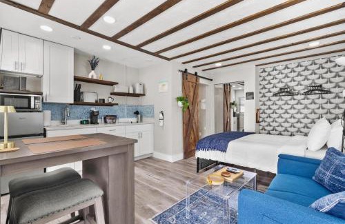 St. Pete Beach Apartment | Sala Suite 1! Perfect Beach Getaway Deals in St Pete Beach!