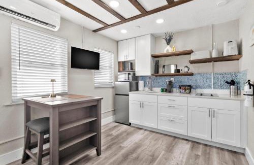 St. Pete Beach Apartment | Sala Suite 1! Perfect Beach Getaway Deals in St Pete Beach!