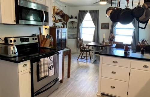 Salem Condo | Salem charmer - 1BD close to downtown
