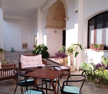 Galugnano Bed & Breakfast | Salento. Il giardino in piazza