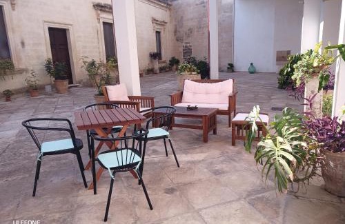 Galugnano Bed & Breakfast | Salento. Il giardino in piazza
