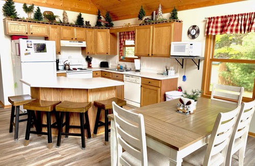 New Auburn Cabin | Salisbury Lake Retreat