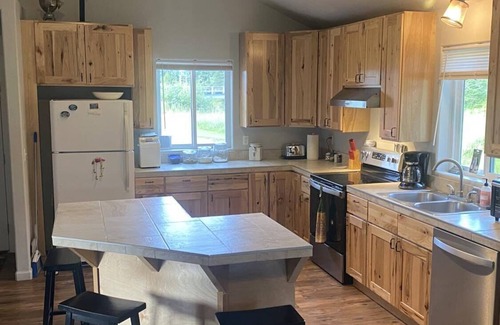 Gustavus Cabin | SALMON RIVERBEND LODGE FISHERMEN CABIN WTH RIVER ACCESS FISH RIGHT OUT YOUR DOOR