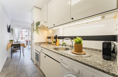 Salou City Centre Apartment | Salou Seafront! Private Terrace - AC & WiFi