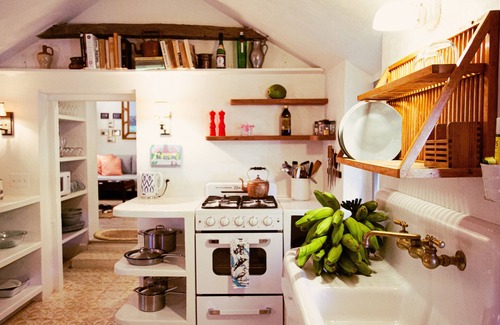 Dunmore Town House | Salt Box: an Enchanting Historical Property with a Pool