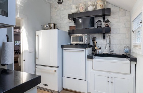 Northeast Virginia Beach Cottage | Salt Heir: North End vintage beach cottage only 1 block to beach & park!