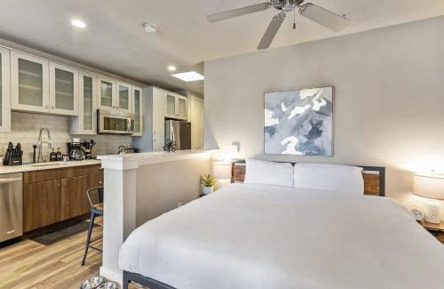 Downtown Salt Lake City Apartment | Salt Palace and Delta King Bed Gym Golf Simulator