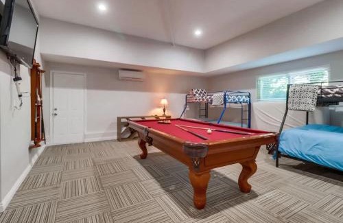 Lincoln Acres House | Salt Water Pool & Mini Golf Close to Downtown