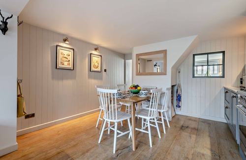 New Forest District House | Saltwater Stunning Holiday House Milford on Sea Sleeps 6