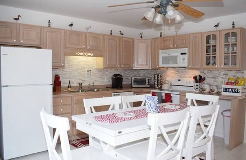Chincoteague House | Saltwater Sunrise-Pond Front Cottage Memorial Park