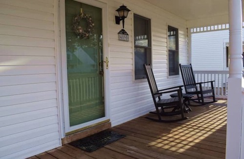 Chincoteague House | Saltwater Sunrise-Pond Front Cottage Memorial Park