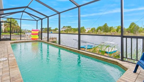 Spring Hill House | SaltwaterPool- GameRoom -Tropical Sunsets - Kayaks - Fishing