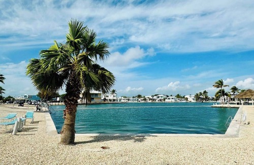 Cudjoe Key House | Salty Breezes 285nCharming 2-bedroom house in pleasant Cudjoe Key with WiFi, AC
