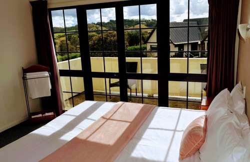 Snells Beach Hotel | Salty Dog Inn