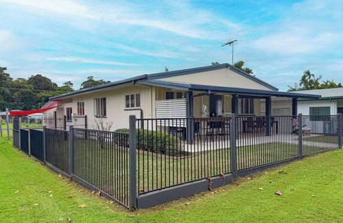 Kurrimine Beach House | Salty Lodge -Absolute Beach Front