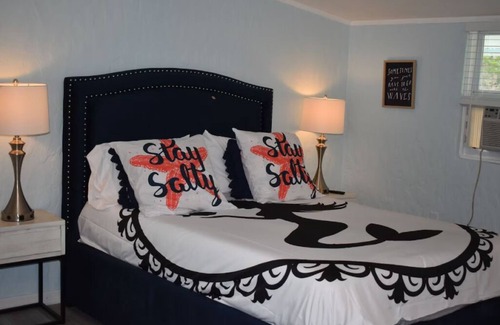 Weeki Wachee Gardens Cabin | "Salty Siren" Mermaid Themed Room at Weeki Wachee Waterfront Adventure Retreat