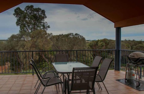 Lake Wangary Apartment | Salty Sojouirn is a great option for a large group