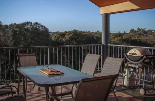 Lake Wangary Apartment | Salty Sojouirn is a great option for a large group