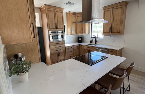 Blenman-Elm House | Sam Hughes Desert Oasis, Private Pool & Walk to UA