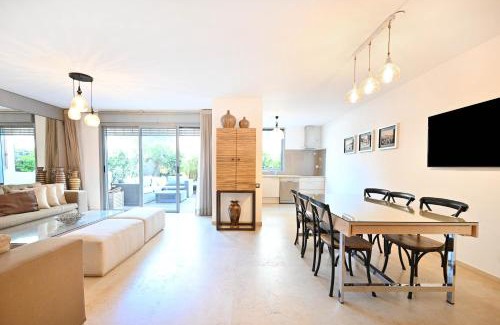Neve Tzedek Apartment | Sam's Journey 4BR Garden by HolyGuest