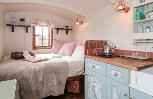 Osmington Mills Cottage | SAMPHIRE AT MIDDLE ACRE, romantic, with hot tub in Ringstead