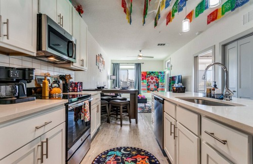 Downtown San Antonio Apartment | San Antonio Fiesta Condo on Riverwalk wKing Ste