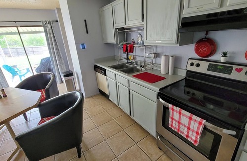 Wetmore House | San Antonio Funhouse w/Pool Table, Arcade & Yard. Great Value for family fun