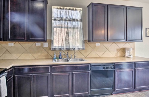 Southside House | San Antonio Home ~ 13 Mi to Downtown & the Alamo!
