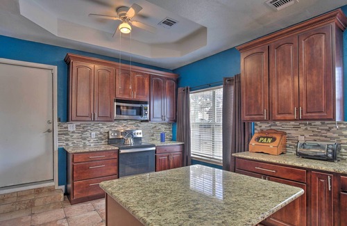 Oak Creek House | San Antonio Home w/Pool & Hot Tub Near SeaWorld!