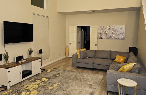 North Central Thousand Oaks House | San Antonio luxury and fun