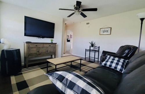 Southside House | San Antonio patriotic stay! Welcome BMT!